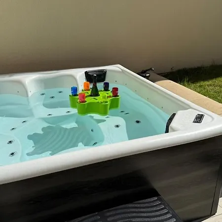 Vila Magnifique Avec A - Beautiful With Hot Tub,