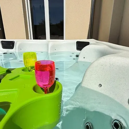 Villa Magnifique Avec A - Beautiful With Hot Tub,